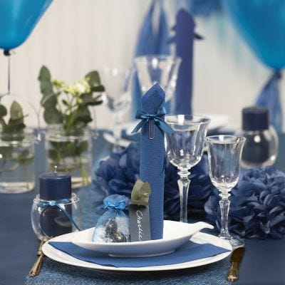 Decori da tavola blu scuro con fiori di carta