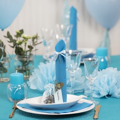 Decori da tavola azzurri con fiori di carta