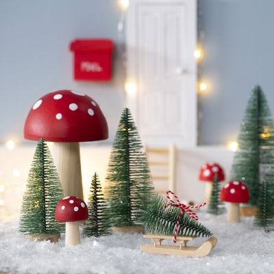 L'Elfo ha un albero di Natale davanti alla sua porta 