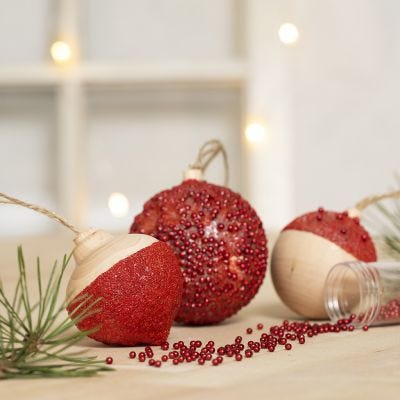 Sfere natalizie decorate con Craft Paint