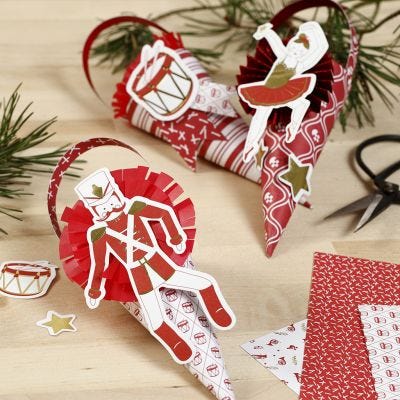 Coni decorati con coccarde e ritagli in cartoncino della favola dello Schiaccianoci