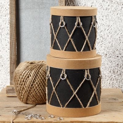 Scatole in cartapesta decorate come tamburi con carta finta pelle