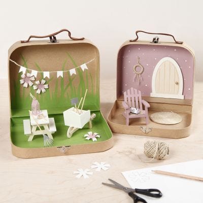 Piccole valigie trasformate in un giardino in miniatura con vernice