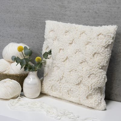 Cuscino decorato con punch needle