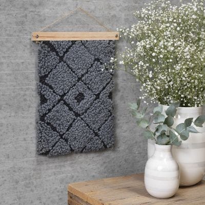 Decoro da muro con ricamo in punch needle
