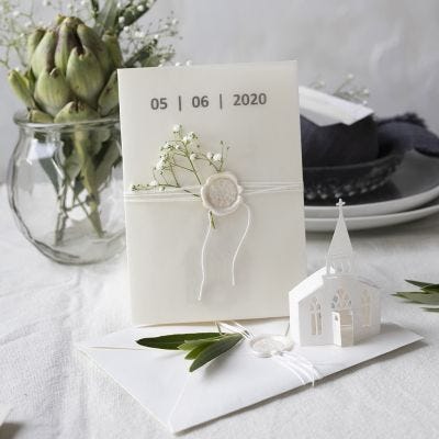 Partecipazione in tonalità bianco sporco con chiesa fustellata e carta velina