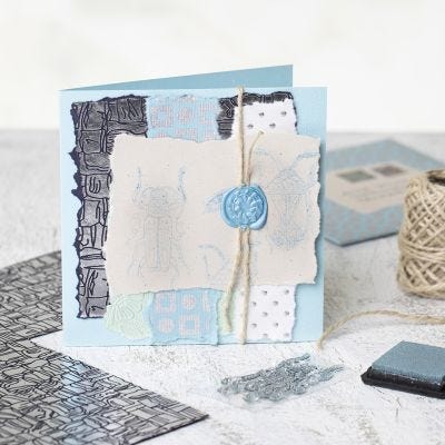 Un biglietto di auguri fatto in casa con carta fatta a mano
