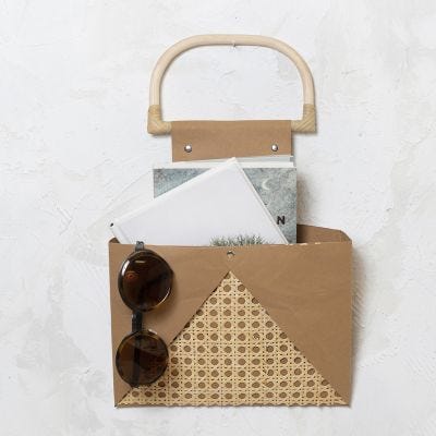 Contenitore a parete in carta ecopelle e rattan