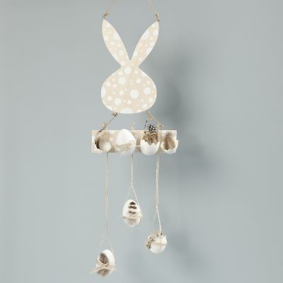 Una decorazione pendente di Pasqua con uova e piume