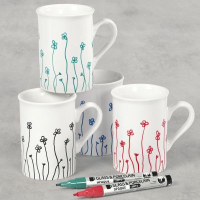 Tazze in porcellana decorate con fiori disegnati con pennarelli per vetro e porcellana