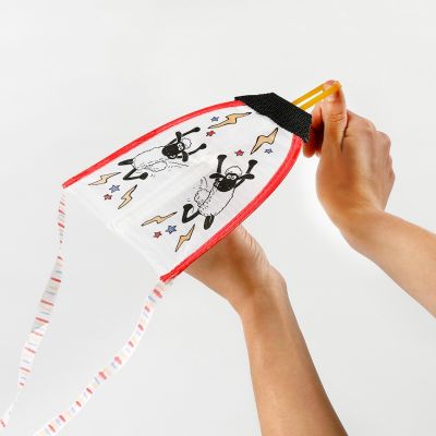 Un simpatico aquilone Shaun the Sheep decorato con pennarelli tessili