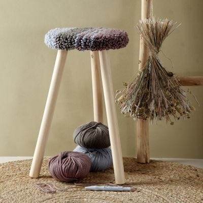 Una seduta per sgabello con un punch needle
