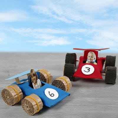 Auto da corsa realizzate con tubi di cartone
