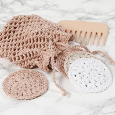 Dischetti di cotone all'uncinetto e una borsa per il lavaggio 