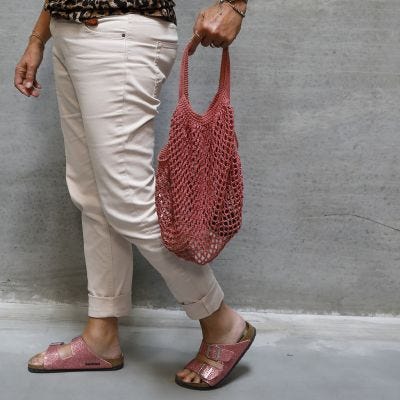 Una shopping bag all'uncinetto in filato di cotone 