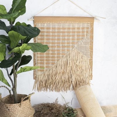 Una decorazione da appendere alla parete con carta in finta pelle