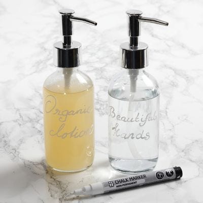 Un dispenser di sapone decorato con un pennarello a gesso 