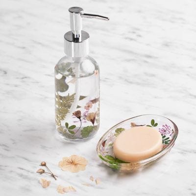Decora un portasapone e un dispencer di sapone con fiori pressati 