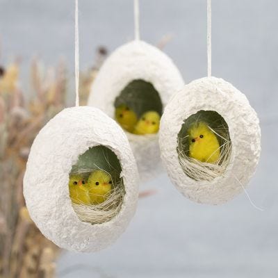 Uova di Pasqua in pasta di cartapesta con foro decorato con pulcini 