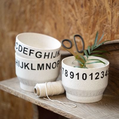 Ciotole di bambù decorate con numeri e lettere