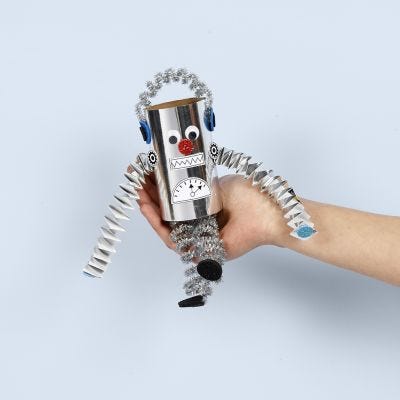 Un robot da un tubo di cartone 