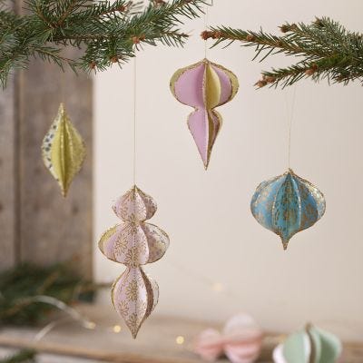Palline di Natale 3D realizzate con carta fatta a mano 
