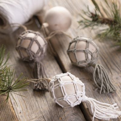 Una pallina di Natale macramè 