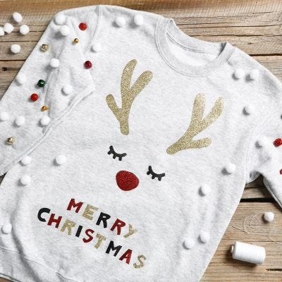 Un divertente maglione natalizio con jingle bells 