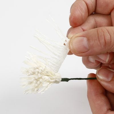 Come realizzare fiori di carta crespa con stami di perline al centro