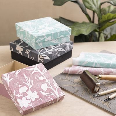 Scatole ricoperte con stampa linoleum su finta carta di riso 