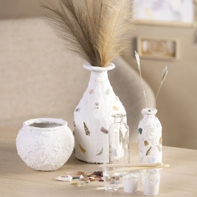 Un vaso con superficie in gesso e mosaici