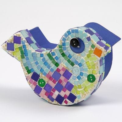 Tessere di mosaico di vetro su una scatola 