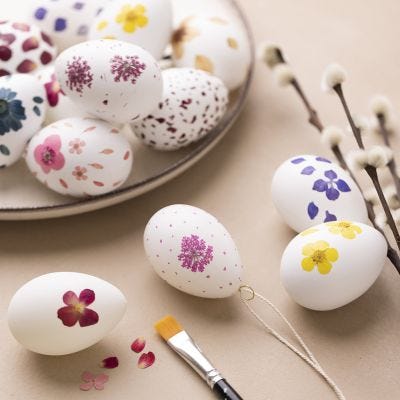 Uova decorate con fiori pressati ed essiccati