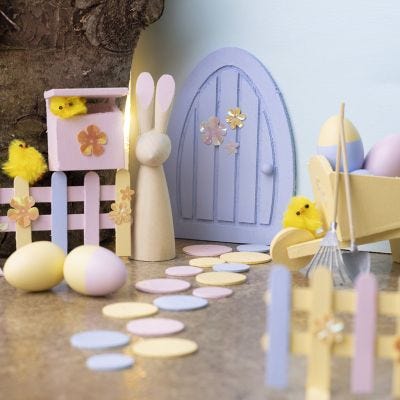 Mini porta e attrezzi da giardino verniciati con vernice artigianale