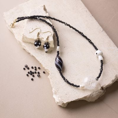 Collana e orecchini con perline di vetro nero spesso