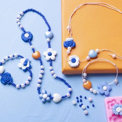 Gioielli con fiori d'argilla