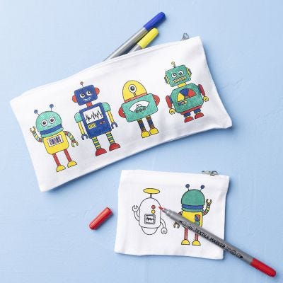 Astuccio robot e portamonete decorati con pennarelli per tessuto
