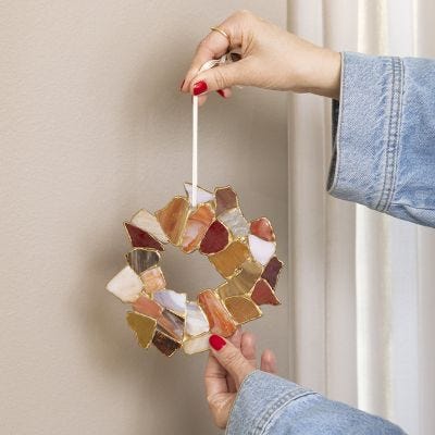 Ghirlanda di vetro creata con la tecnica kintsugi