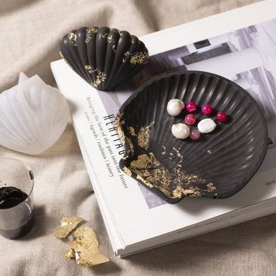 Piatto e scultura a forma di conchiglia in colata in resina nera