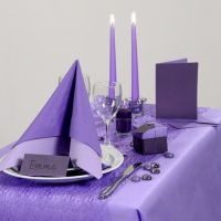 Idee per le feste con tavola apparecchiata in viola