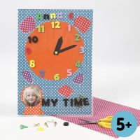 Orologio in cartoncino Colorbar con numeri ritagliati nel fommy