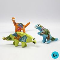 Dinosauri di cartapesta pitturati, decorati con la carta découpage