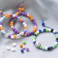 Braccialetti realizzati con Elastico colorato e  Perle in Plastica