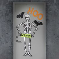 Porta di Halloween decorata con un grande scheletro e pipistrelli