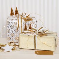 Confezione regalo natalizia d'oro impreziosita da decorazioni glitter