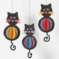Decorazioni pendenti in cartoncino a forma di gatto con pancini e code in scovolini