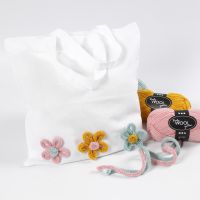 Shopping Bag decorata con fiori di tubolare lavorati a maglia