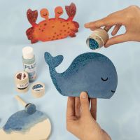 Una balena e un granchio decorati con pittura artigianale e glitter bio 