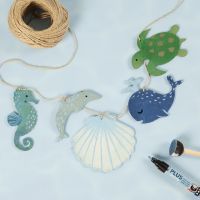 Una ghirlanda con creature marine in legno decorate con pittura artigianale 