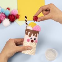 Un cono gelato da un tubo di cartone decorato con materiali artigianali di base 